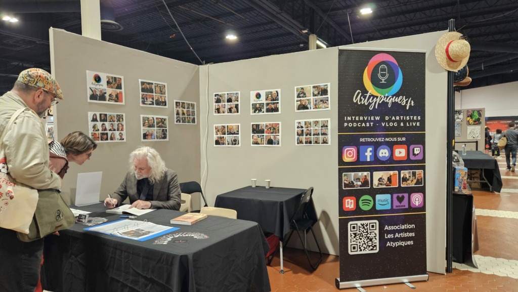 Quand le stand Artypiques se transforme en lieu de séances de dédicaces avec PADG (photo personnelle prise lors d'un Angers Geekfest)